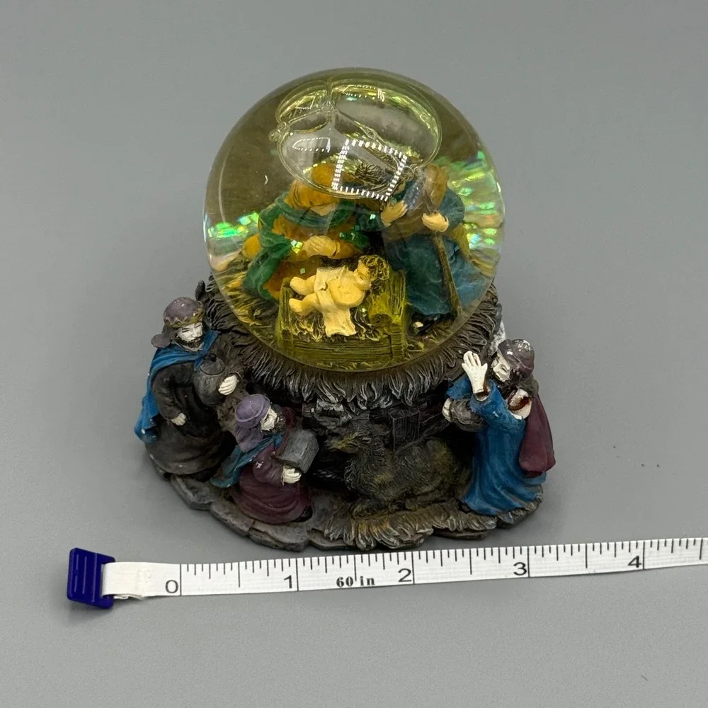Nativity Snow‎ Globe Holy Family with Wise Men Christmas Decoration